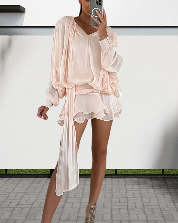 Mini-robe en satin à volants asymétriques