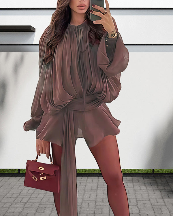 Mini-robe en satin à volants asymétriques