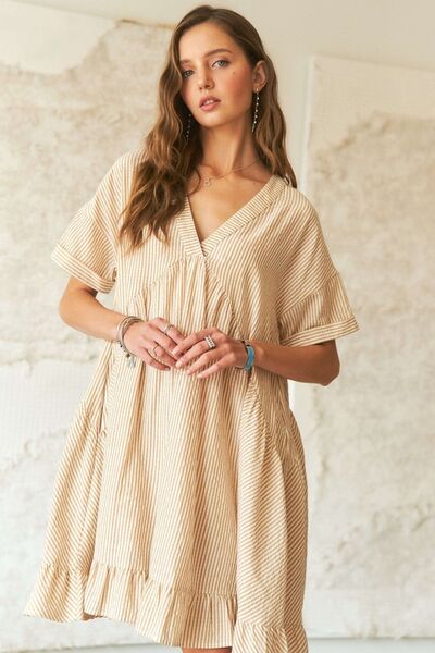 ADORA Gestreiftes Babydoll-Kleid mit V-Ausschnitt und Rüschensaum