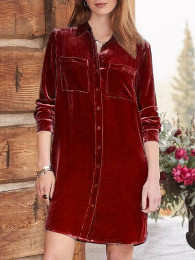 Robe longue aux genoux avec manches longues et boutonnage haut-bas
