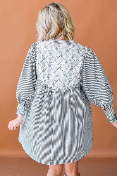 Robe longue à manches longues rayée à imprimé floral avec lien à nouer