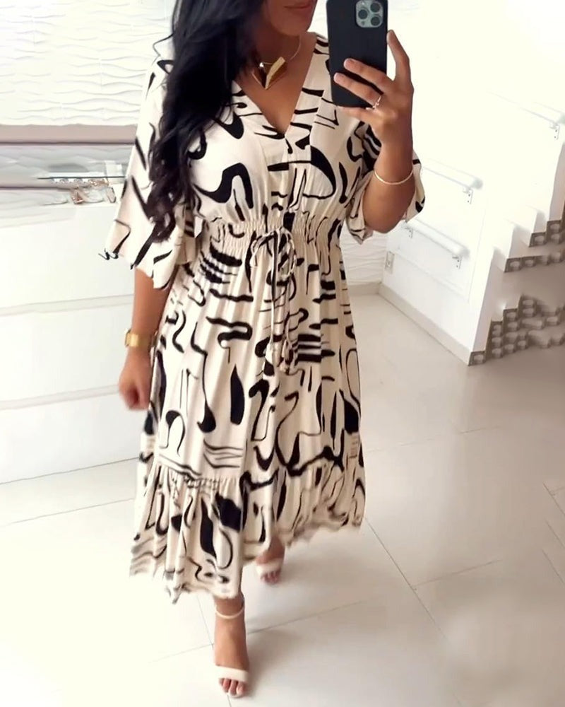 Robe imprimée à encolure en V avec taille ceinturée