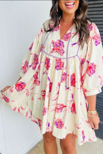 Geblümtes Kleid mit 3/4-Ärmeln und Bindegürtel