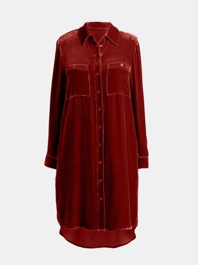 Robe longue aux genoux avec manches longues et boutonnage haut-bas