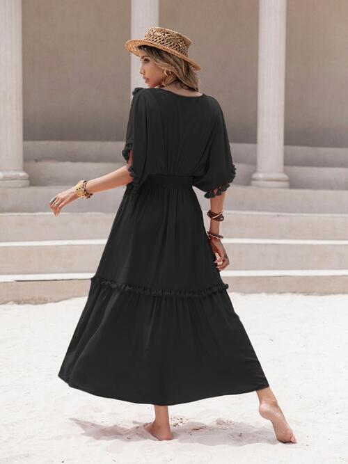 Kleid mit gerafftem V-Ausschnitt, kurzen Ärmeln und Quastenborte