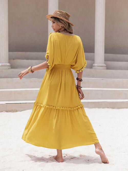 Kleid mit gerafftem V-Ausschnitt, kurzen Ärmeln und Quastenborte