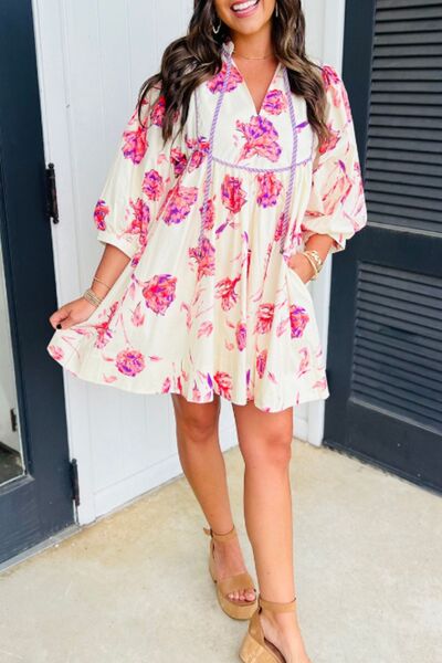 Geblümtes Kleid mit 3/4-Ärmeln und Bindegürtel