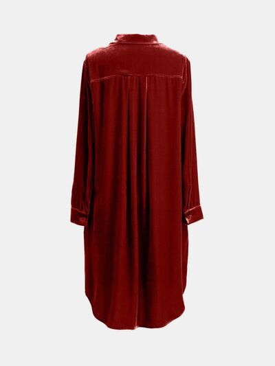 Robe longue aux genoux avec manches longues et boutonnage haut-bas