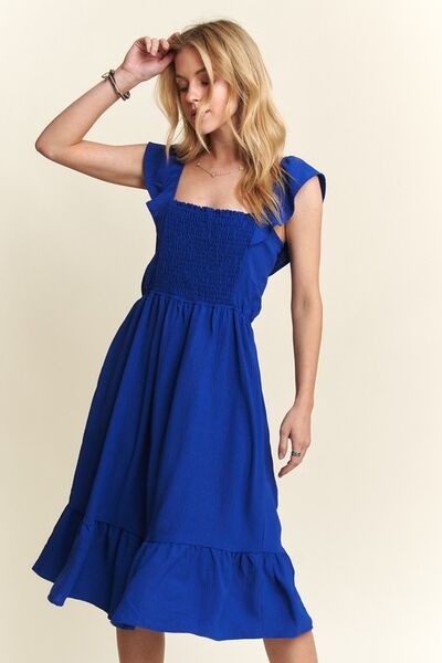 Robe à manches courtes volantées et encolure carrée smockée Adora