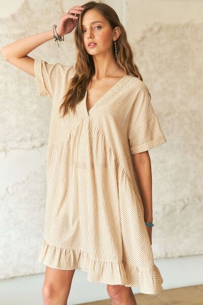 ADORA Gestreiftes Babydoll-Kleid mit V-Ausschnitt und Rüschensaum