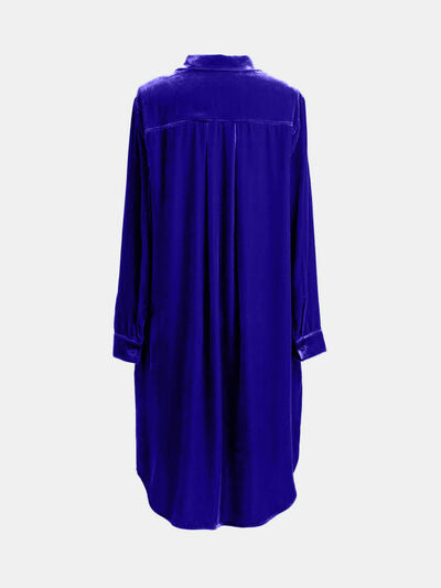 Robe longue aux genoux avec manches longues et boutonnage haut-bas