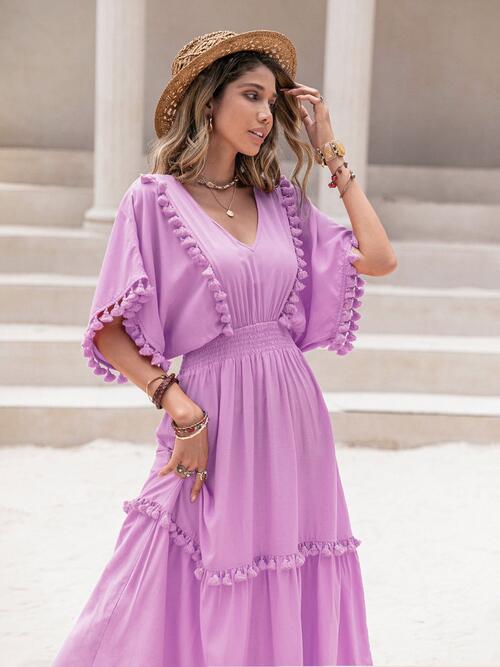Kleid mit gerafftem V-Ausschnitt, kurzen Ärmeln und Quastenborte