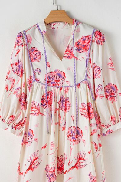 Geblümtes Kleid mit 3/4-Ärmeln und Bindegürtel