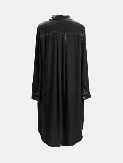 Robe longue aux genoux avec manches longues et boutonnage haut-bas